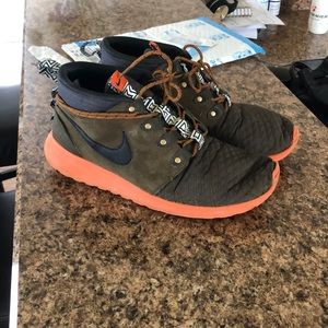 Roshie Mid top. Rare shoe